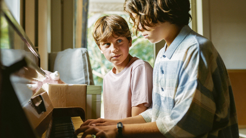 Filmstill aus Young Hearts, zwei Jugendliche sitzen an einem Piano