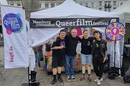 Needs translation: Das Team beim CSD Stand 2024 auf dem Rathausplatz